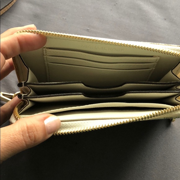 Micheal Kors wallet wristlet - Picture 4 of 5